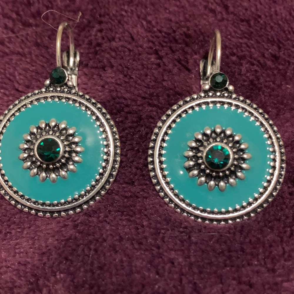 Like vintage looking silver color drop earrings.